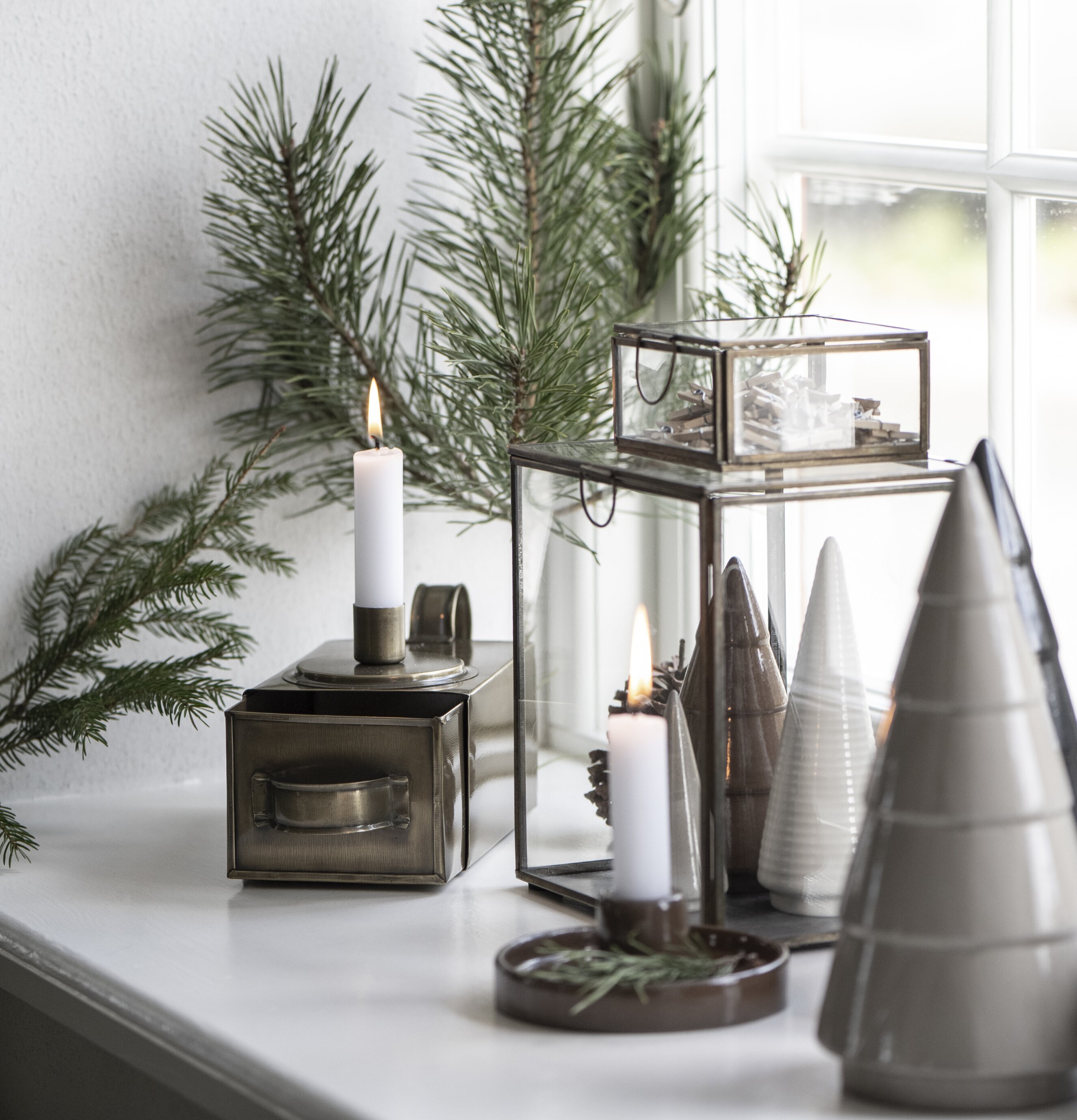 Ljusstake Mässing Med Förvaring från IB Laursen på fönsterbräda