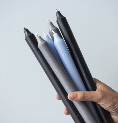 Rustik Kronljus Grå från IB Laursen hålls i en hand