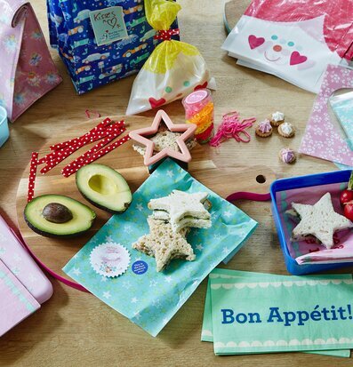 Brödskärare Stjärna från Rice bland färgglada matlådor