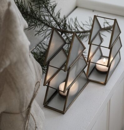 Bild av elegant julstämning med ljuslykta och gran