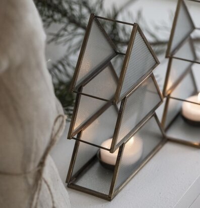 Bild av ljuslykta i vinterinspirerad inredning