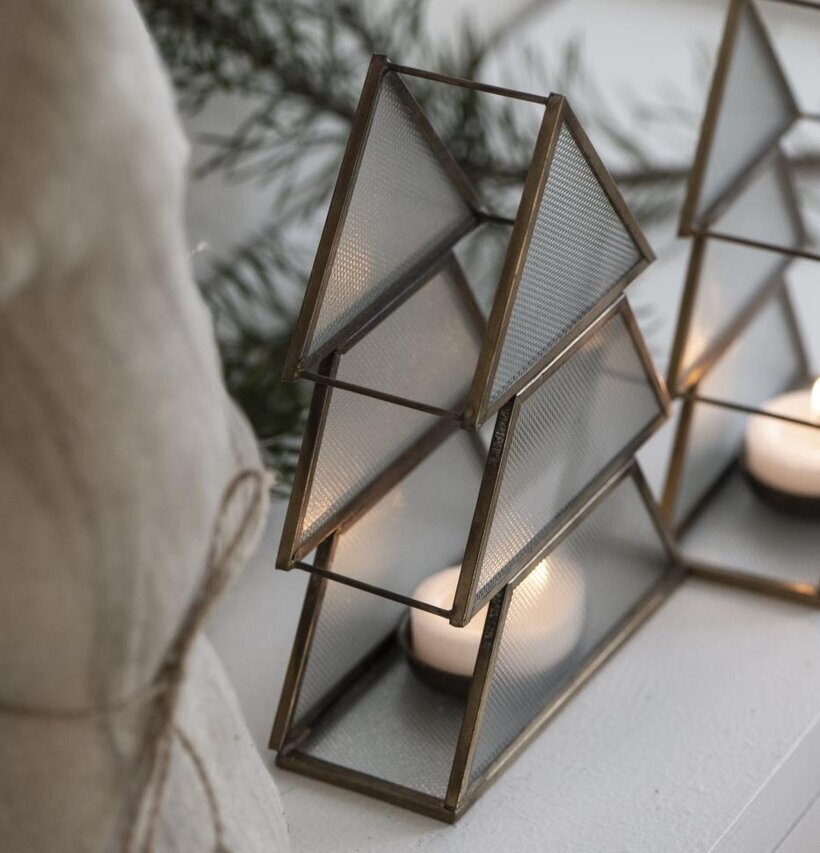 Bild av ljuslykta i vinterinspirerad inredning