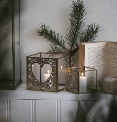 Foto av stilfullt arrangerat stilleben med ljusstakar