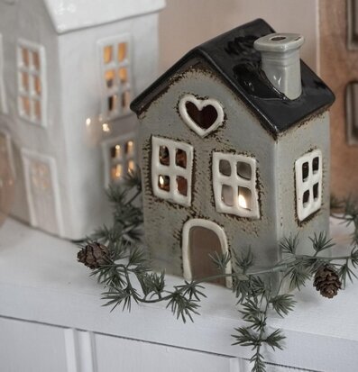 Bild av rustik ljuslykta i form av ett litet hus