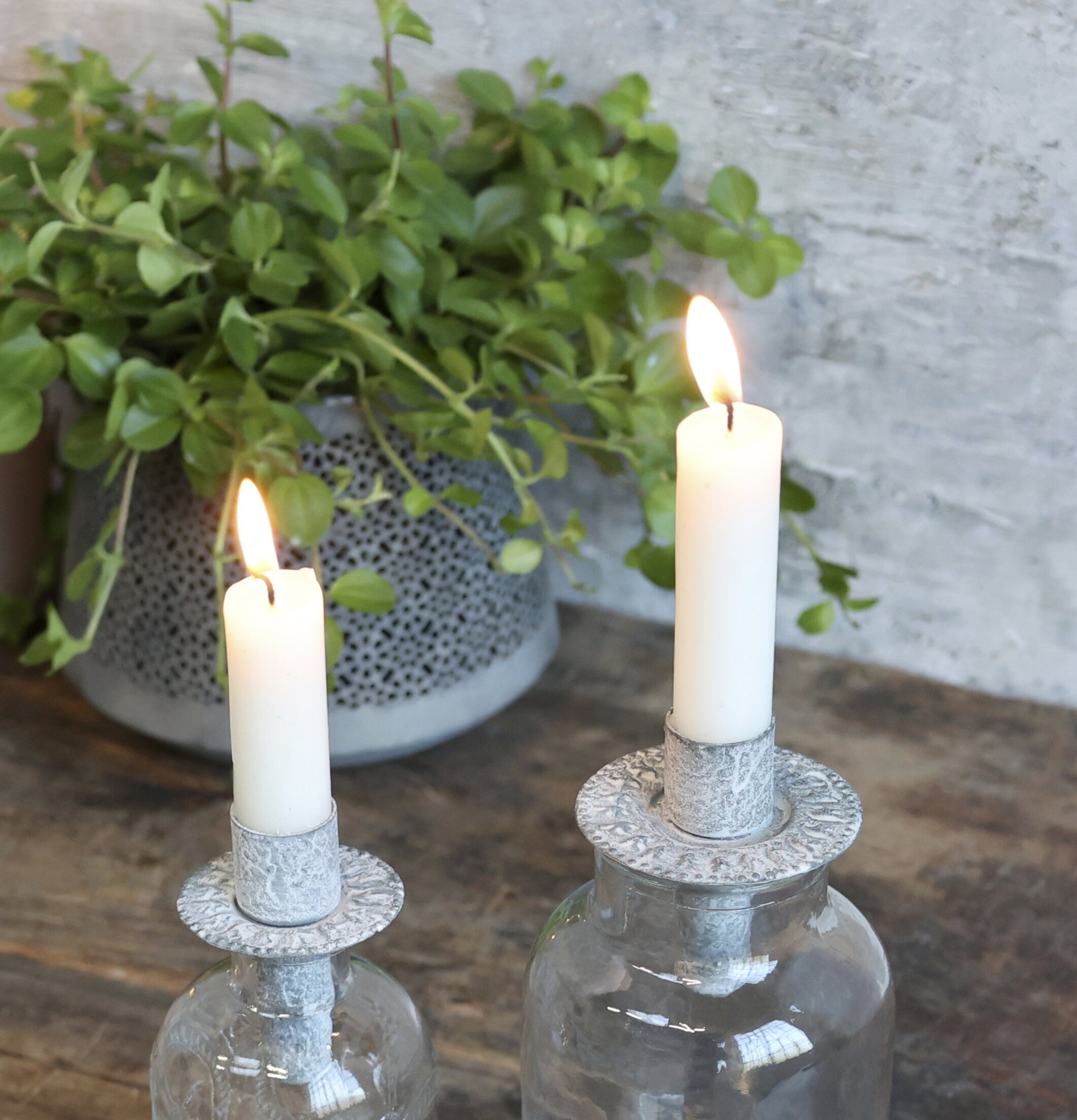 Ljushållare Flaska Dekor Zink från IB Laursen på träbord