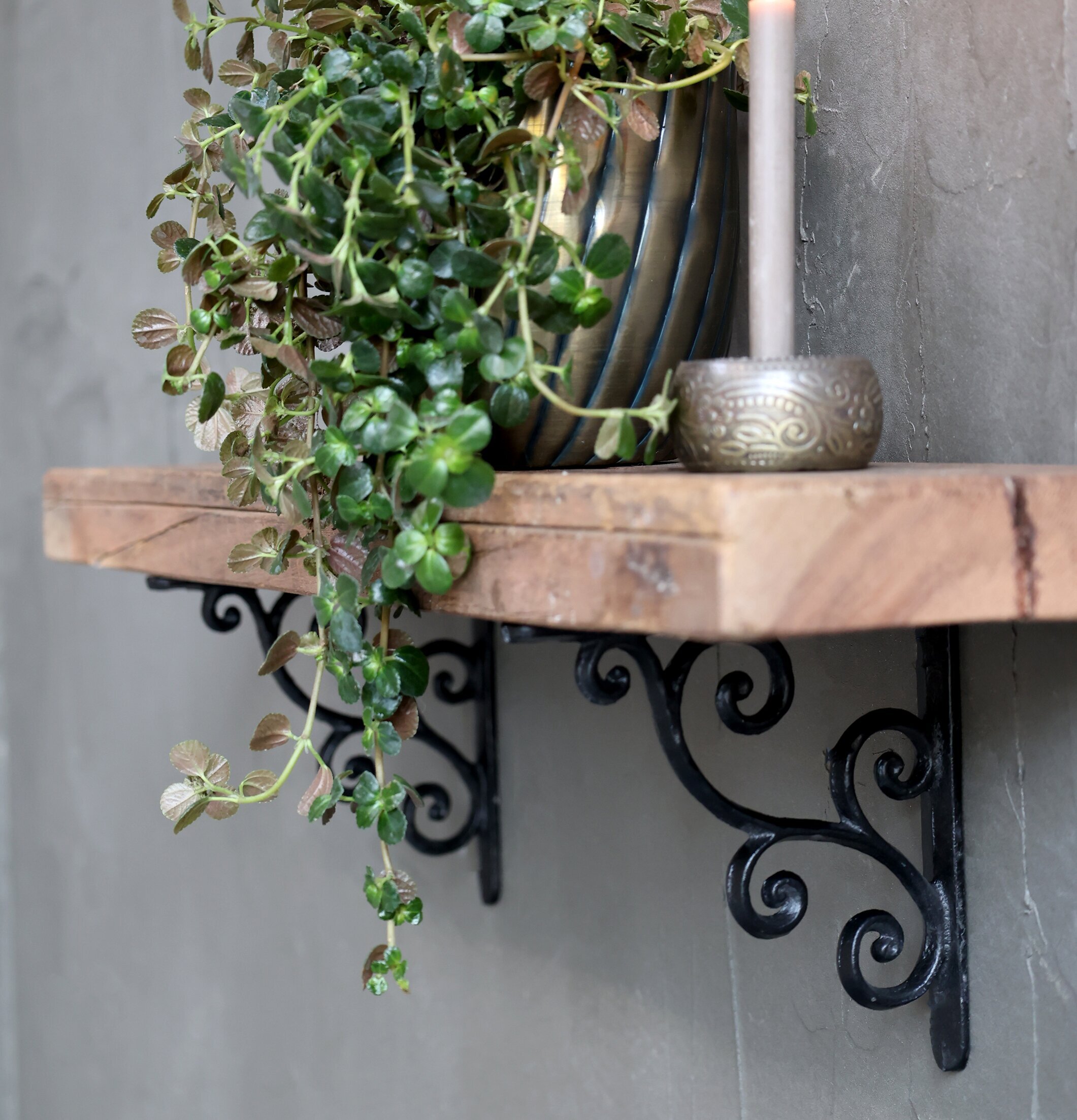 Hyllkonsol Antiksvart från Chic Antique på rustik vägg