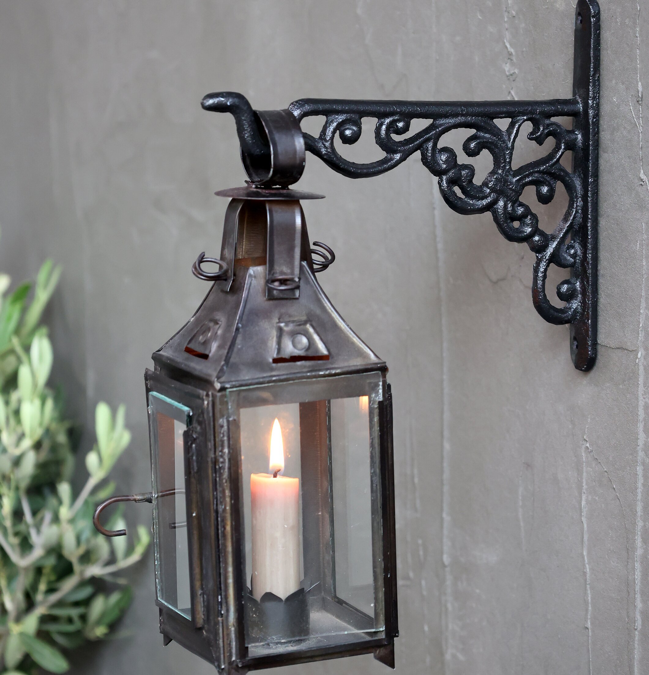 Vägghängare Lanterna Svart från Chic Antique på grå vägg