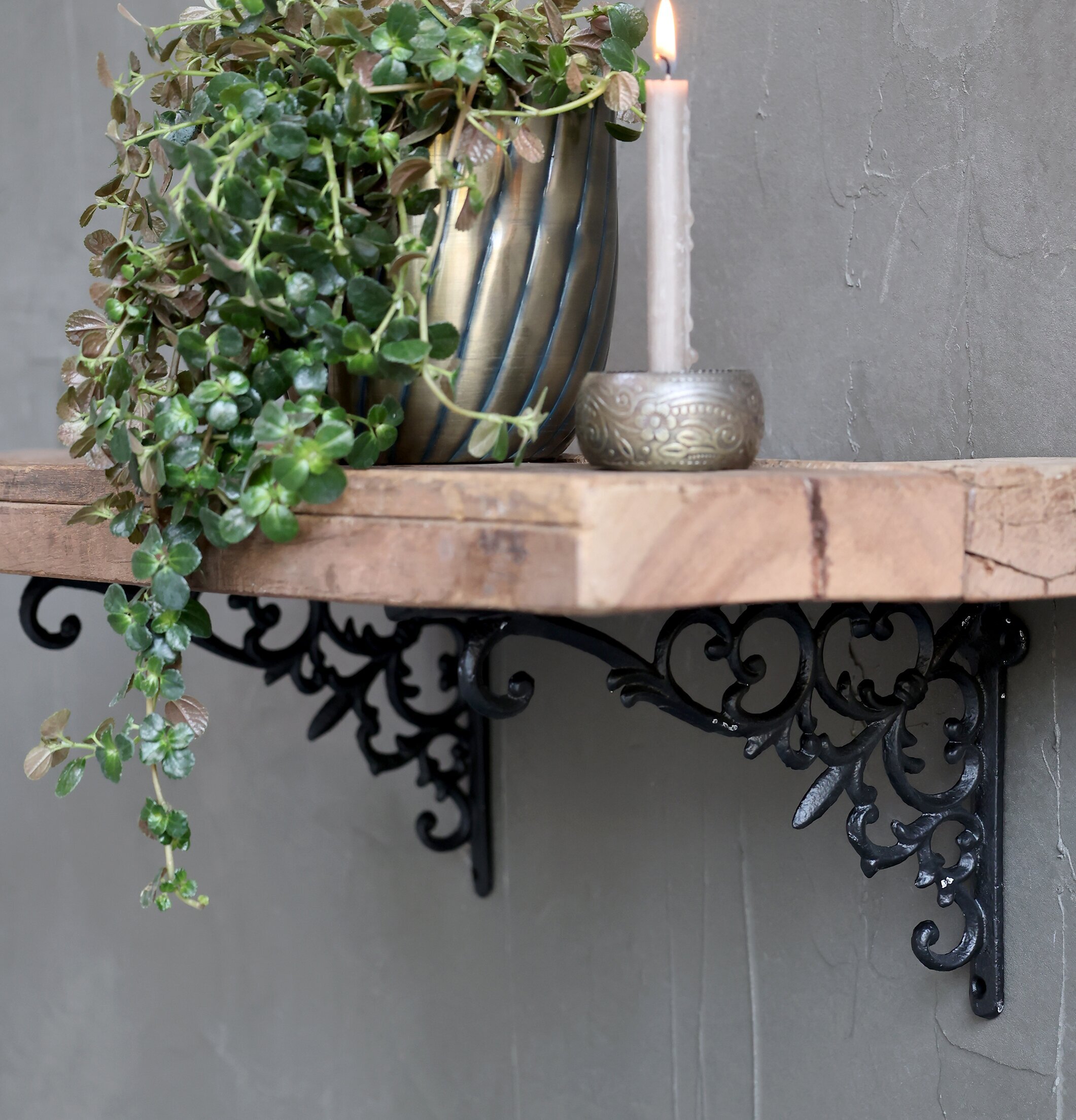 Hyllkonsol Antiksvart från Chic Antique med växt och ljus