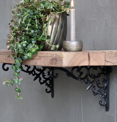 Hyllkonsol Antiksvart från Chic Antique med växt och ljus