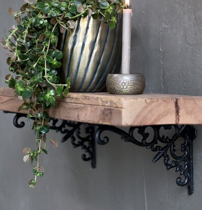 Hyllkonsol Antiksvart från Chic Antique med dekorativ vas