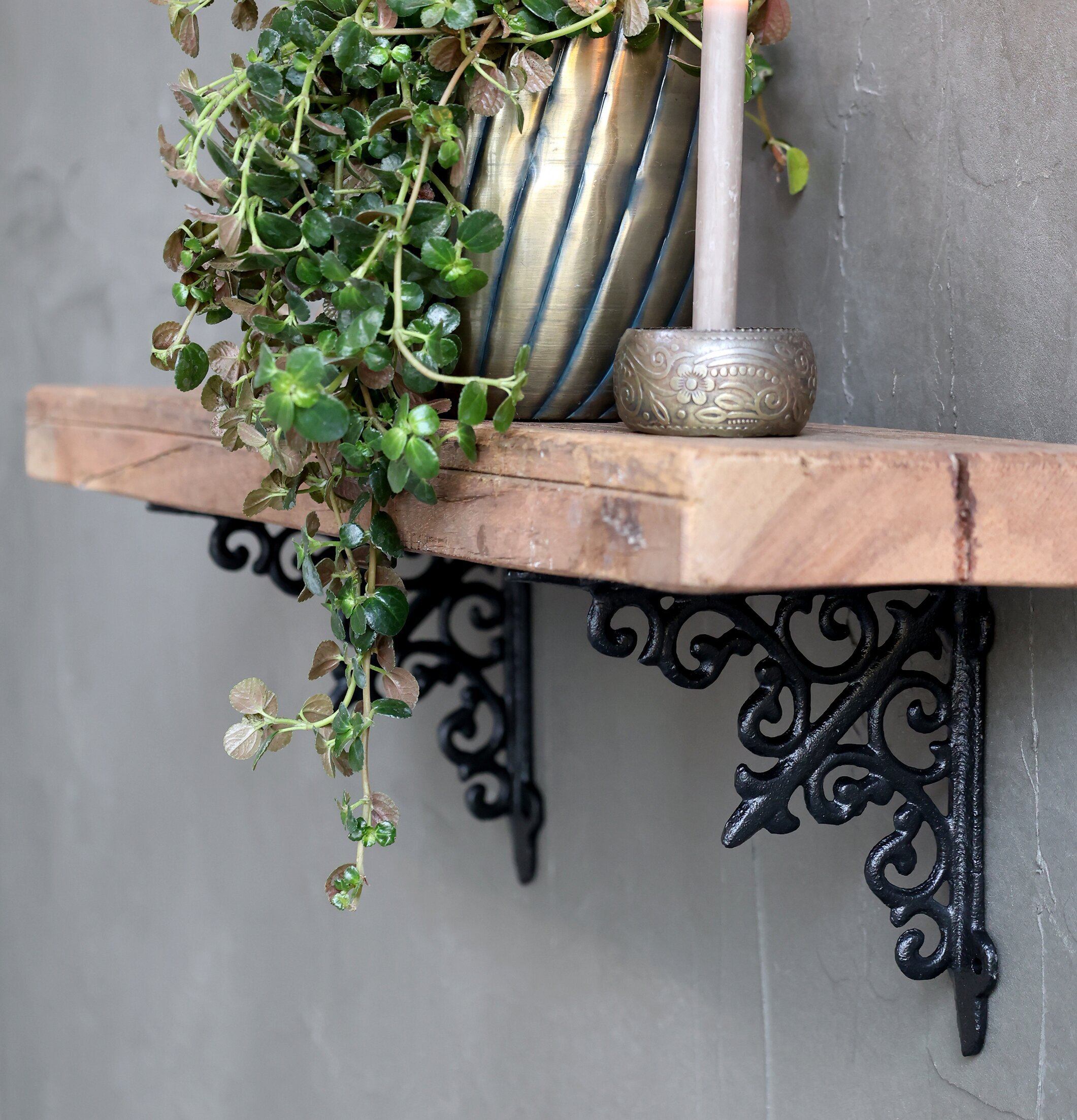 Hyllkonsol Fransk Lilja Antiksvart från Chic Antique på vägg