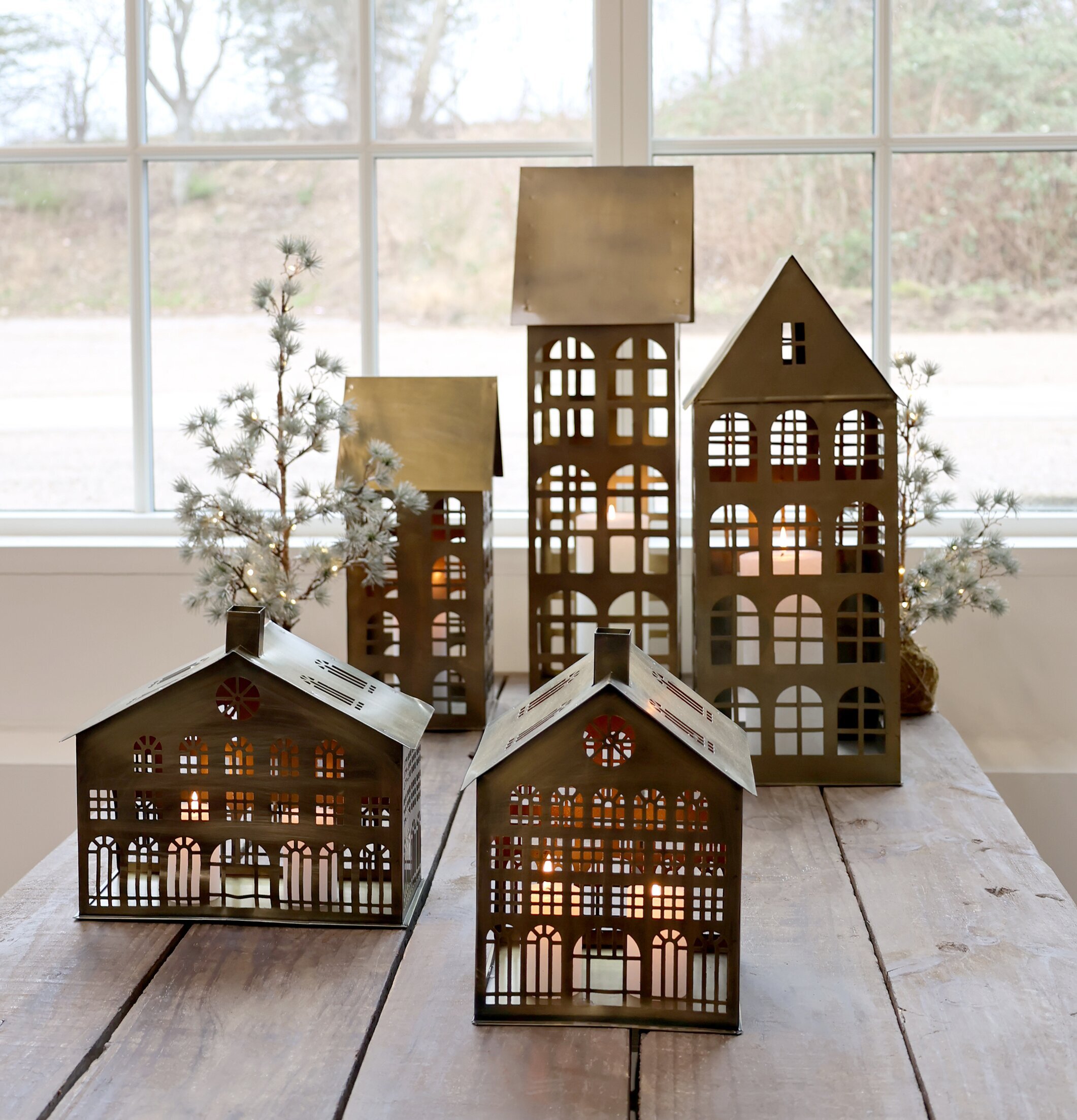 Ljuslykta Hus #7 Antik Mässing från Chic Antique på träbord