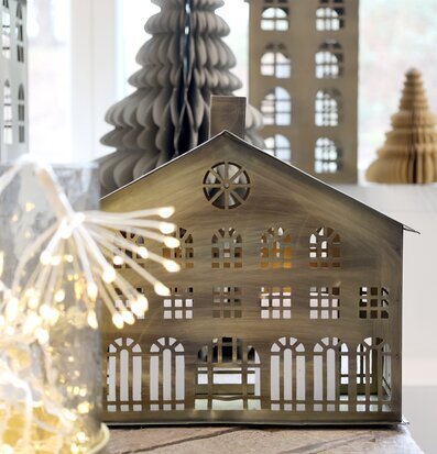 Bild av stämningsfull inomhusdekor med ljuslykta