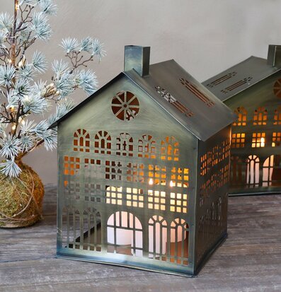 Bild av stilfull uppställning med ljuslykta och kvist