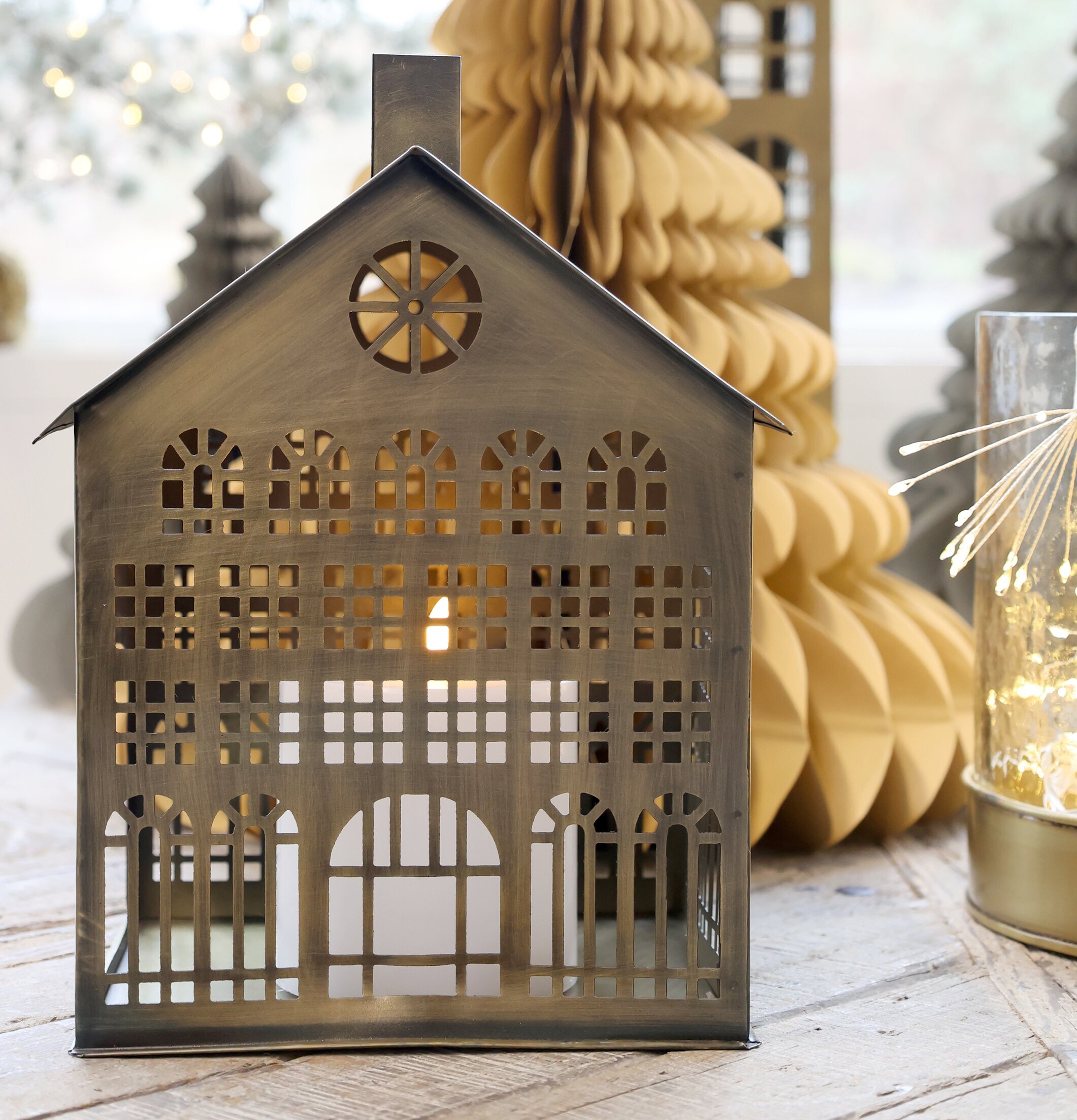 Ljuslykta Hus #7 Antik Mässing från Chic Antique i fokus