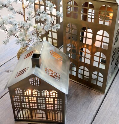 Bild av harmonisk inredning med ljuslykta i mässing