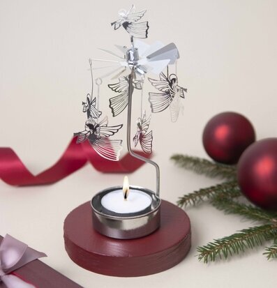 Bild av elegant änglaspel i julig och varm miljö