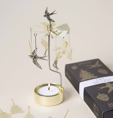 Foto av elegant änglaspel med fåglar och årstider