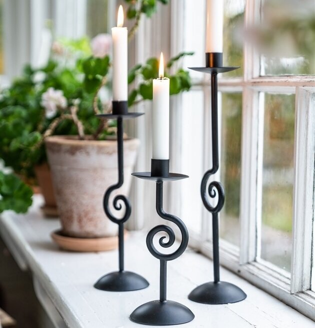 Ljusstake Smide Liten från Nääsgränsgården på fönsterbräda