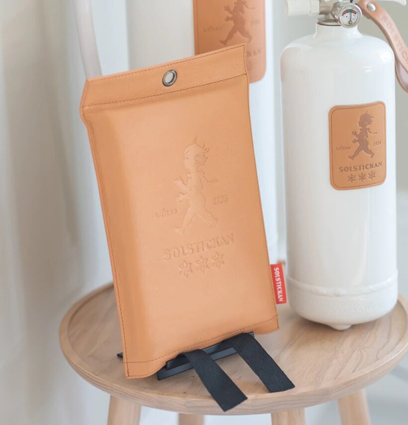 Brandfilt - Ljust Läder från Solstickan på ett träbord