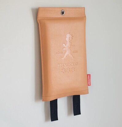 Brandfilt - Ljust Läder från Solstickan hänger på en vägg