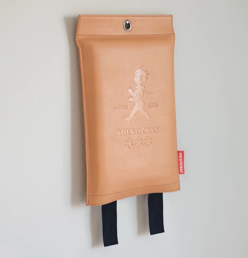 Brandfilt - Ljust Läder från Solstickan hänger på en vägg