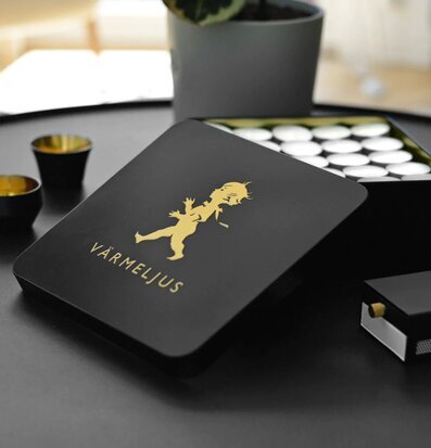 Foto av stilfull plåtburk för värmeljus i svart guld