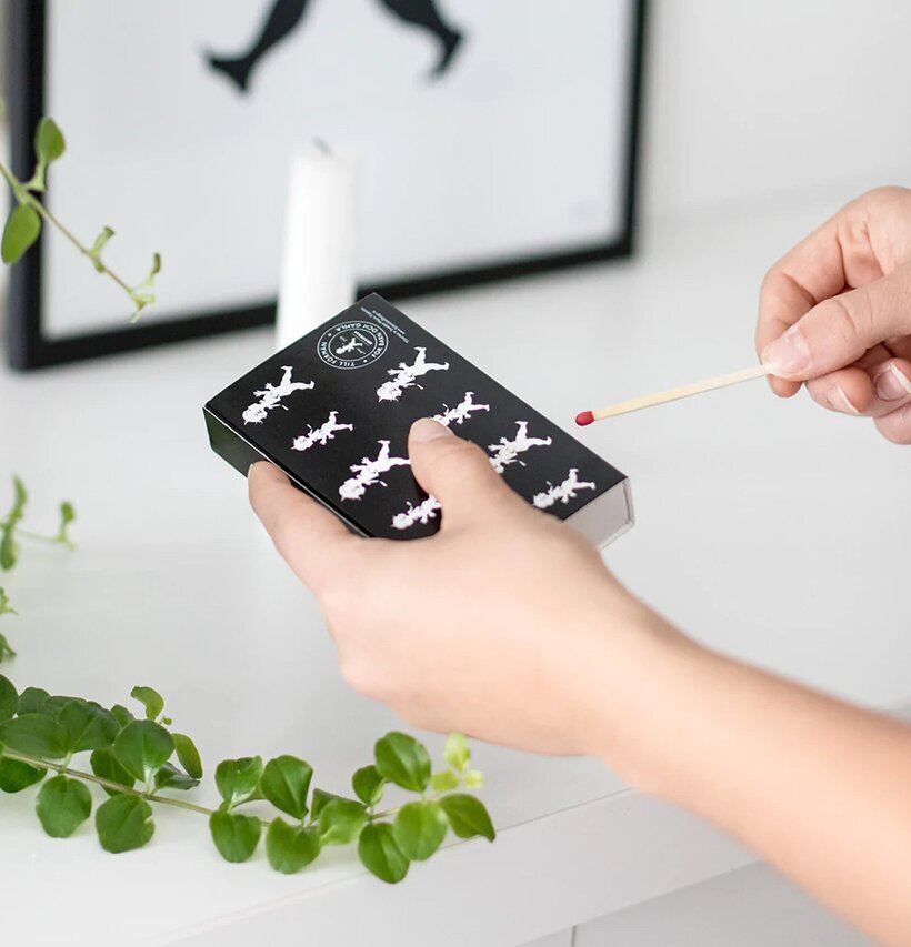 Solstickan Tändsticksask Svart med vit logotyp och figurer