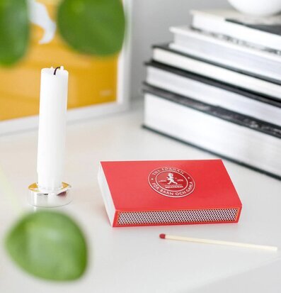 Tändsticksask Röd från Solstickan i hemtrevlig miljö