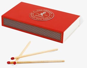 Tändsticksask Röd från Solstickan med tre tändstickor