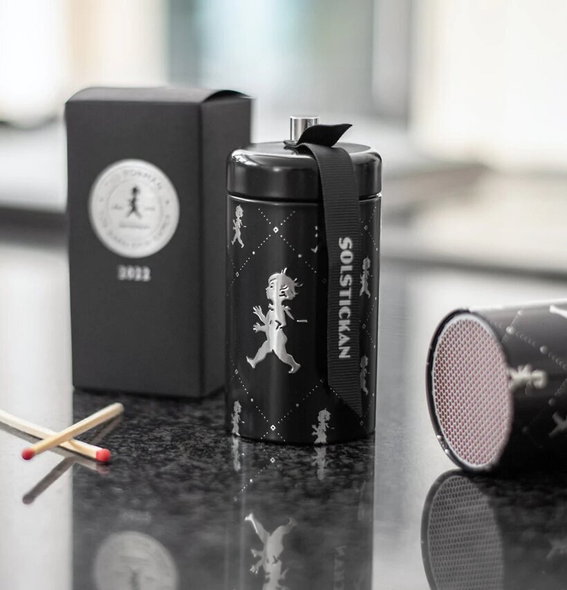 Tändsticksrör - 2022-års Design från Solstickan på mörk yta