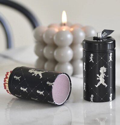 Tändsticksrör - 2022-års Design från Solstickan på ett bord