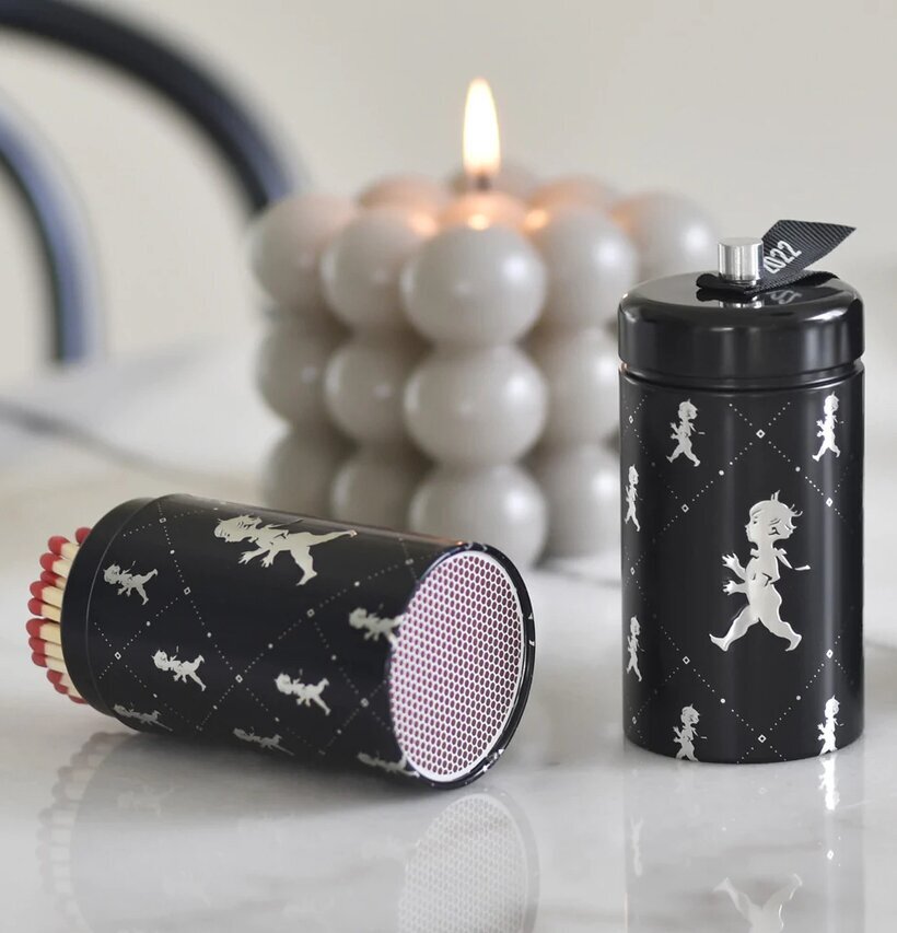 Tändsticksrör - 2022-års Design från Solstickan på ett bord