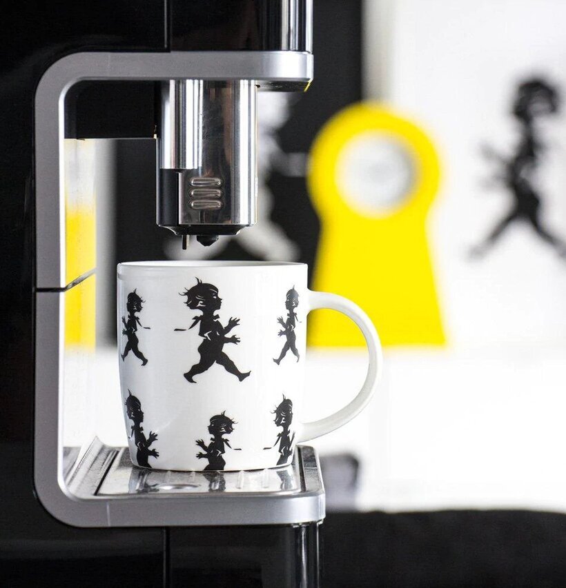 Mugg Solstickan Vit från Solstickan på en modern kaffemaskin