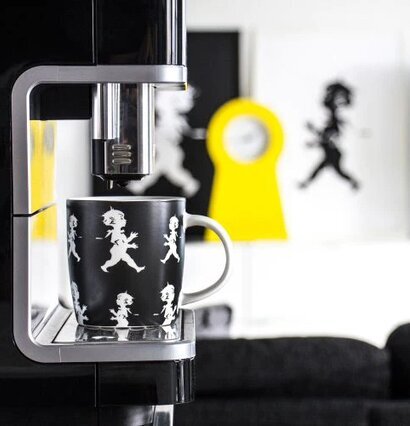 Mugg Solstickan Svart från Solstickan under kaffemaskin