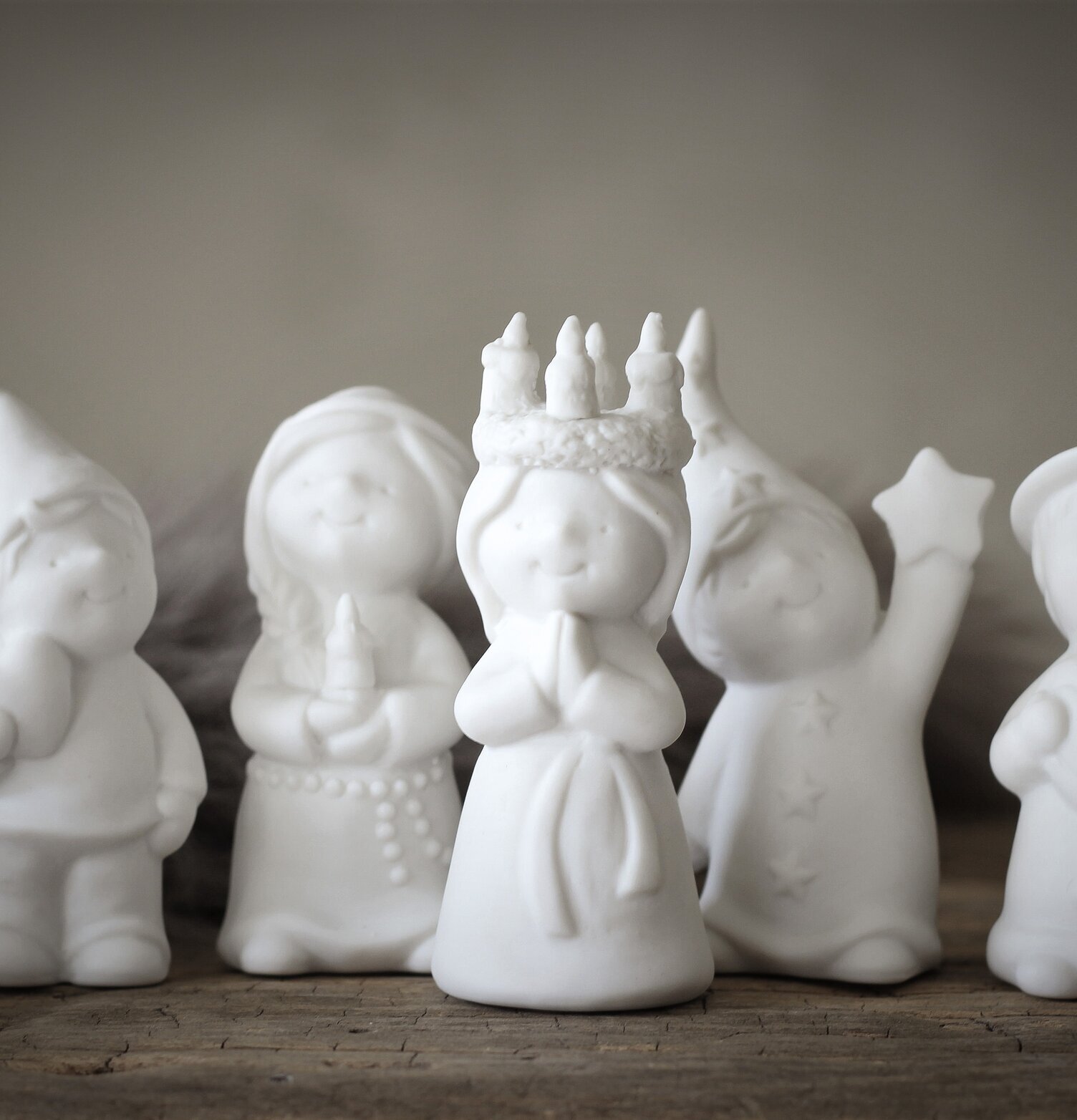 Luciatåg Set/5 - Majas Cottage på en rustik träyta