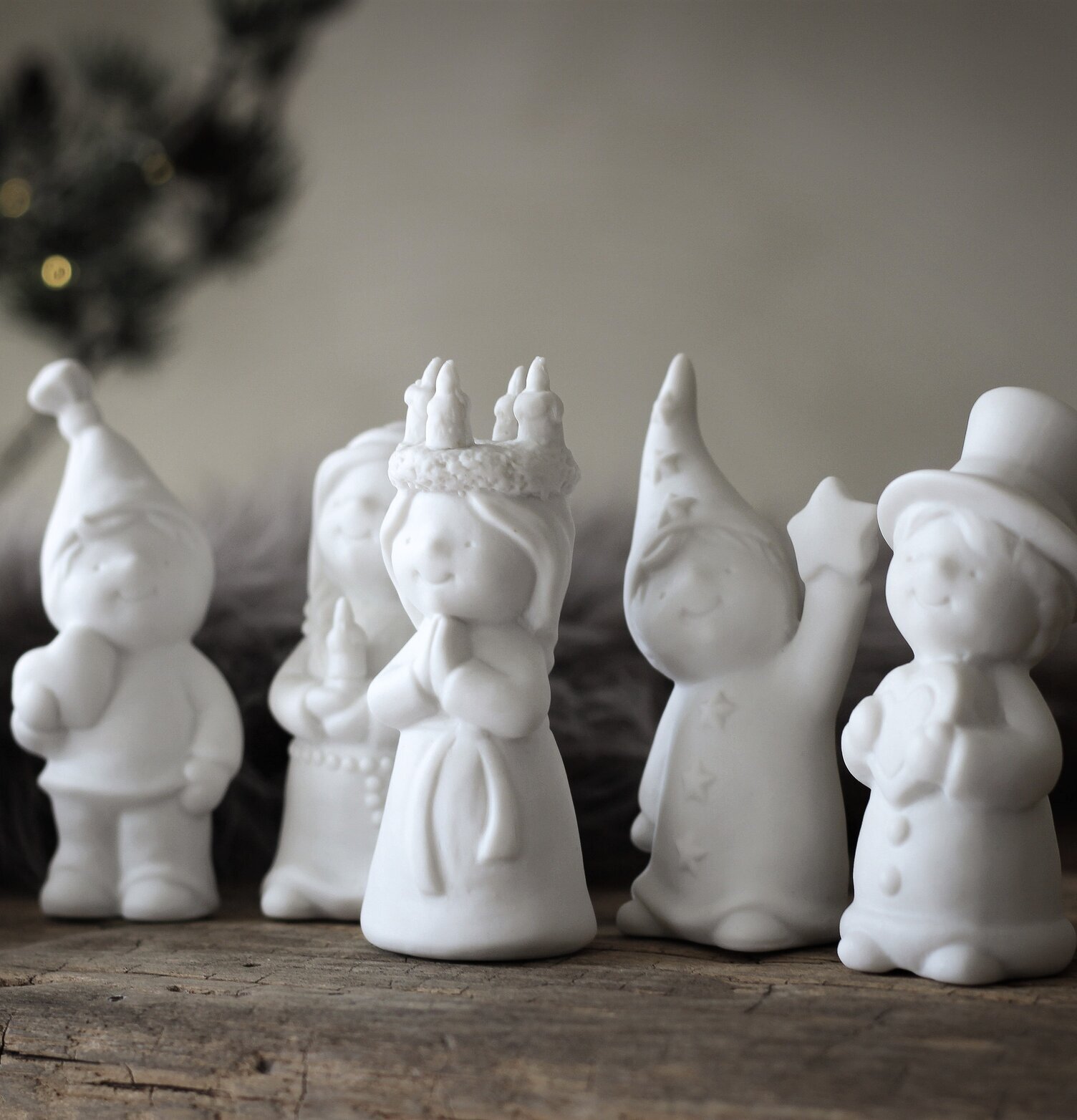 Luciatåg Set/5 - Majas Cottage figurer på rustik träyta