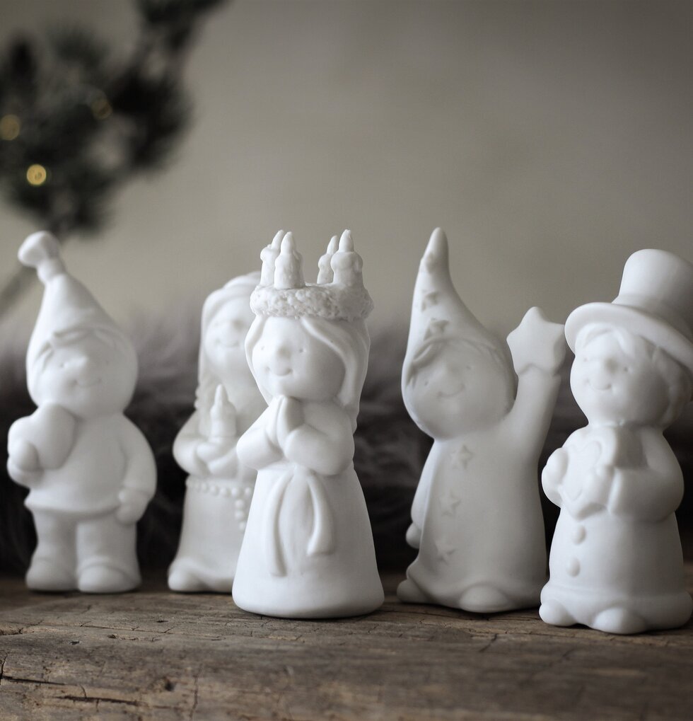 Luciatåg Set/5 - Majas Cottage figurer på rustik träyta