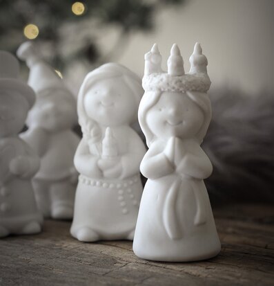 Luciatåg Set/5 - Majas Cottage figurer på rustikt träbord