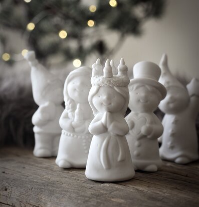 Luciatåg Set/5 - Majas Cottage på rustik träyta med julgran