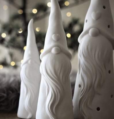 Stående Tomte Heartly Mellan - Majas Cottage på träbord