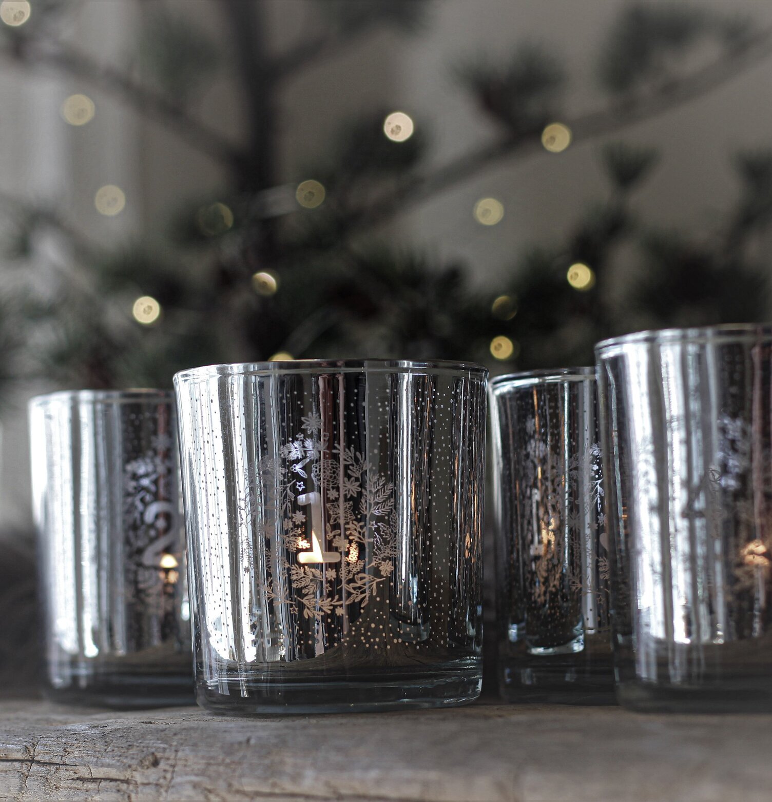 Foto av adventslyktor med rustik och elegant charm