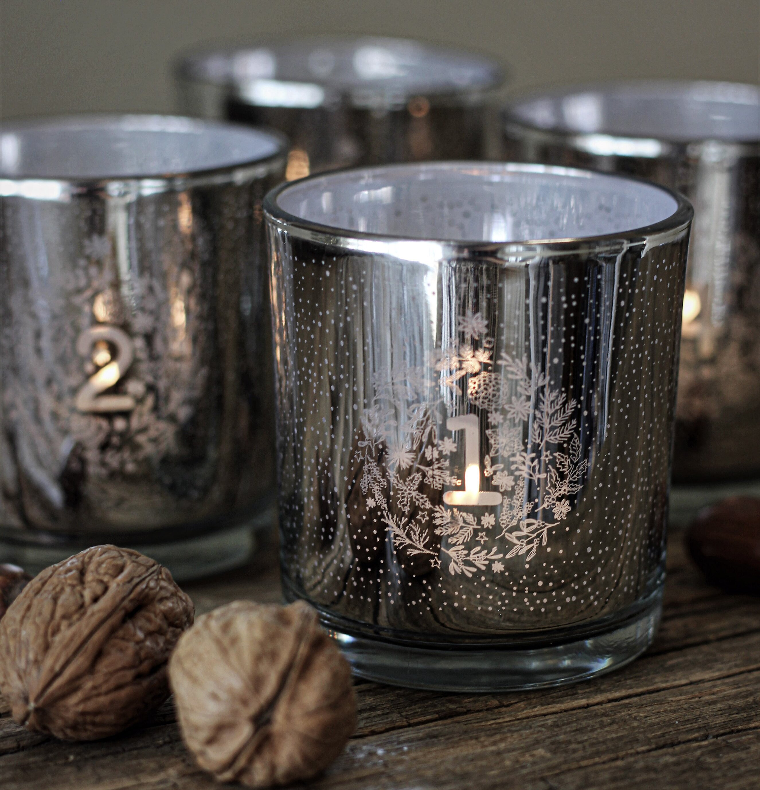 Bild av eleganta adventslyktor med säsongsdetaljer