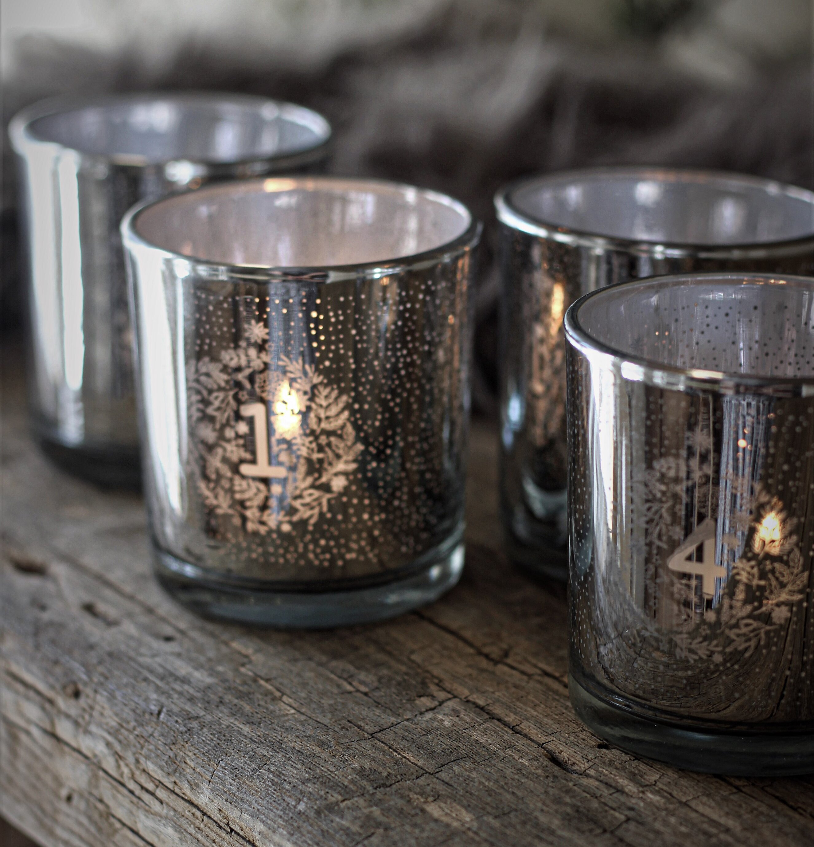 Bild av eleganta adventslyktor i julig heminredning