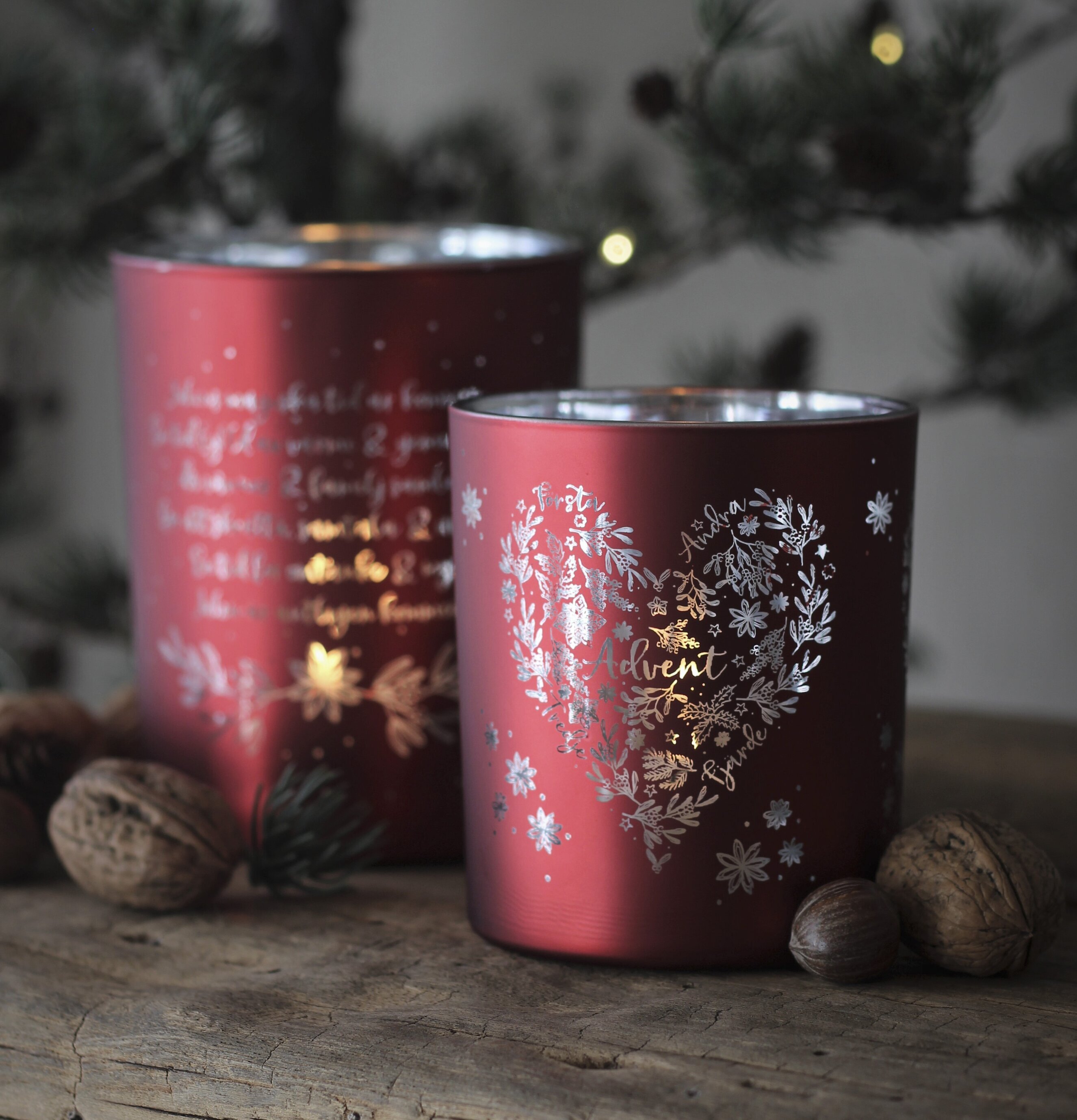 Ljuslykta Julens Magiska Tid Röd från Majas Cottage på bord