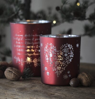 Foto av dekorativa ljuslyktor i röd julstämning