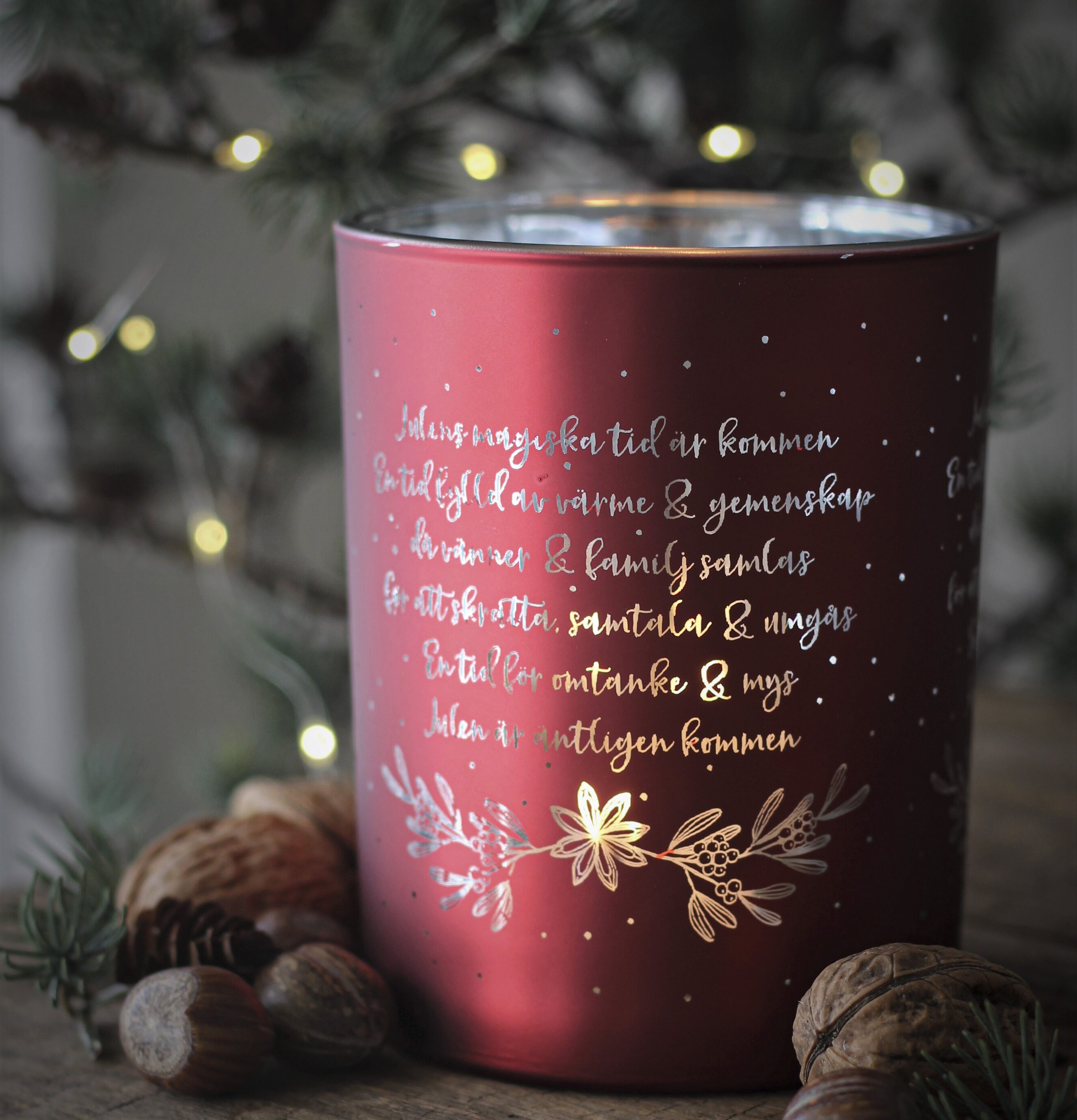 Bild av stämningsfull röd ljuslykta på rustikt bord