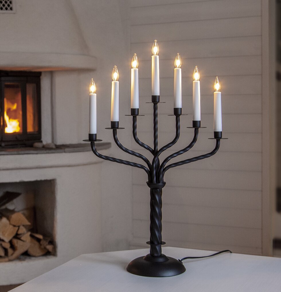 Ljusstake Bore Svart från Star Trading på vitmålat träbord