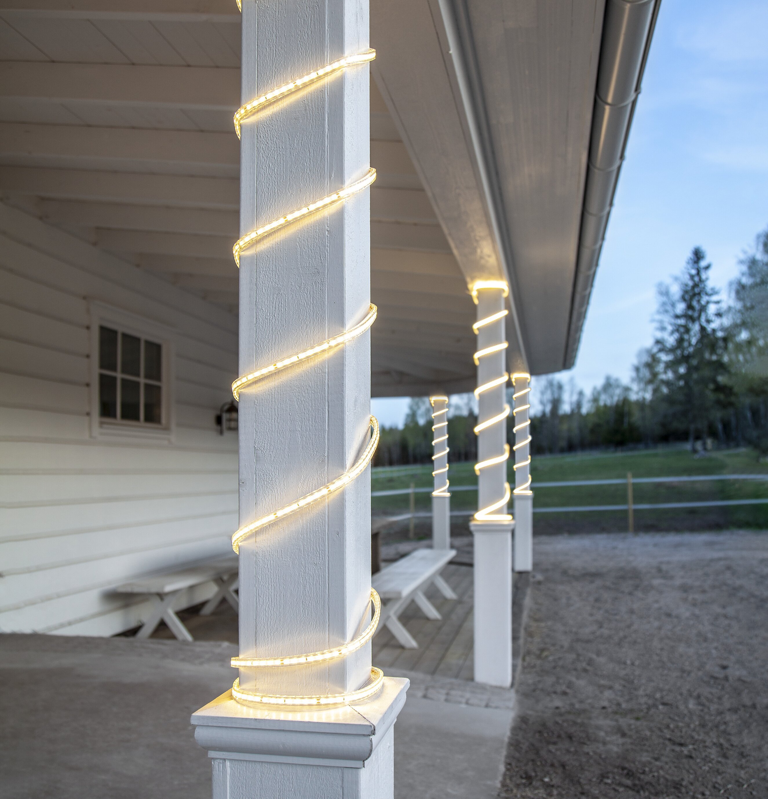 Ljusslang FlatSMDLED Varmvit 10 meter från Star Trading runt pelare