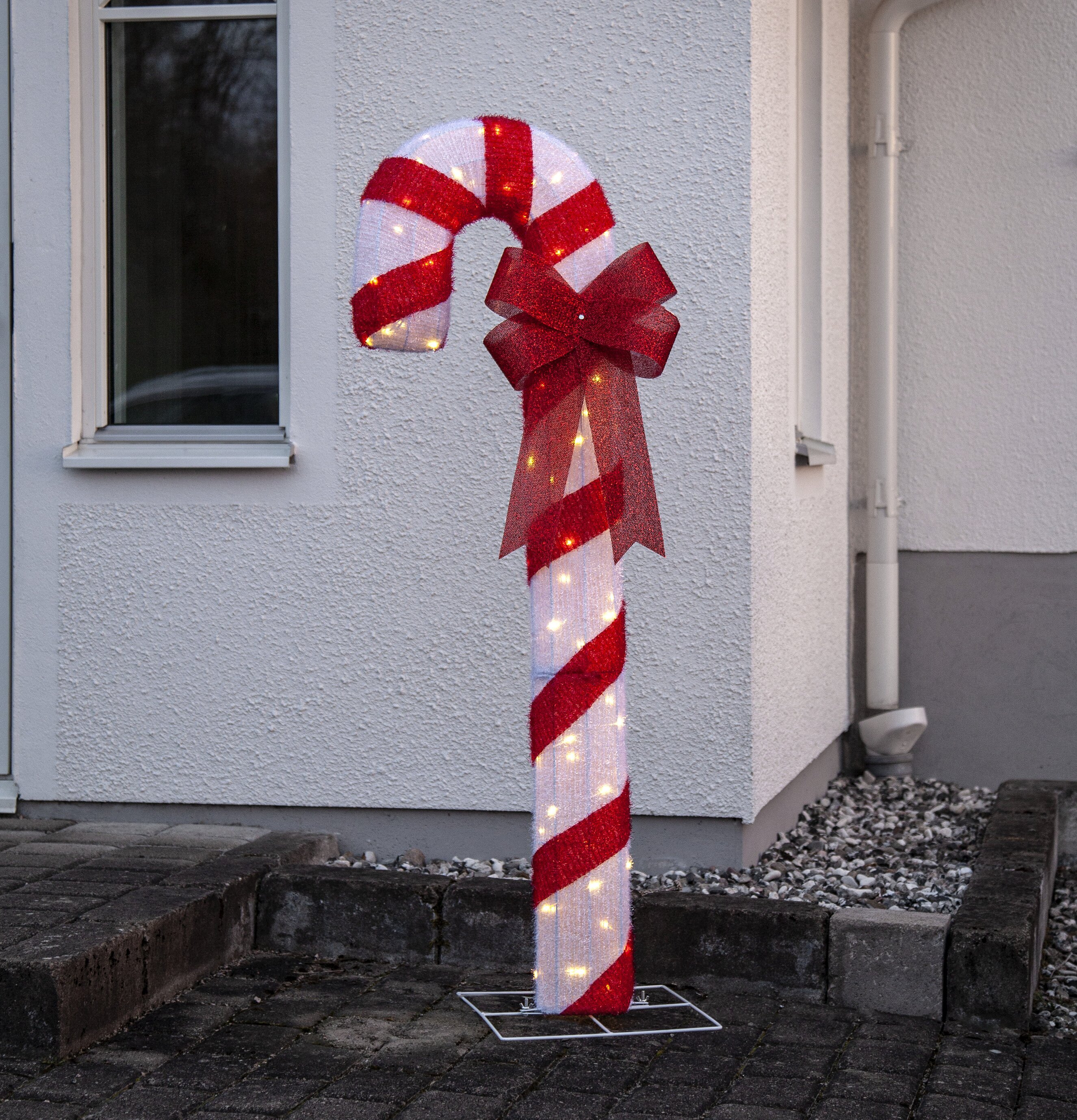 Utomhusdekoration CandyCane XL från Star Trading nära husvägg